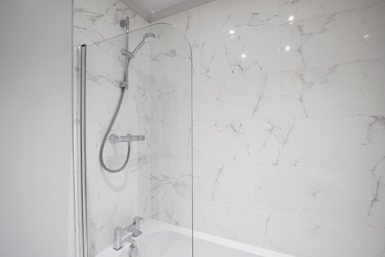 Elliot Oliver - Chic 2 Bedroom Town Centre Apartment 切尔滕纳姆 外观 照片